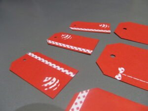 petites étiquettes cadeaux rouges