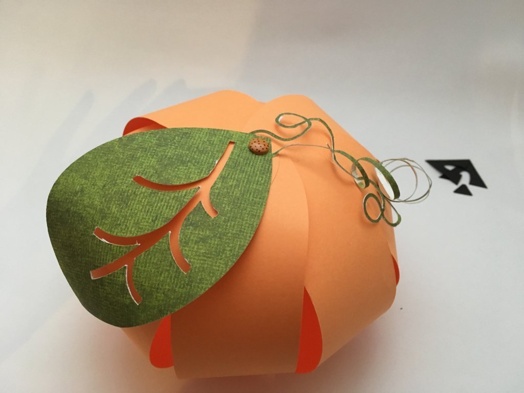 Citrouille en papier orange boule feuille verte DIY