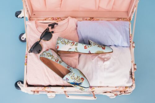 valise femme chaussures lunettes